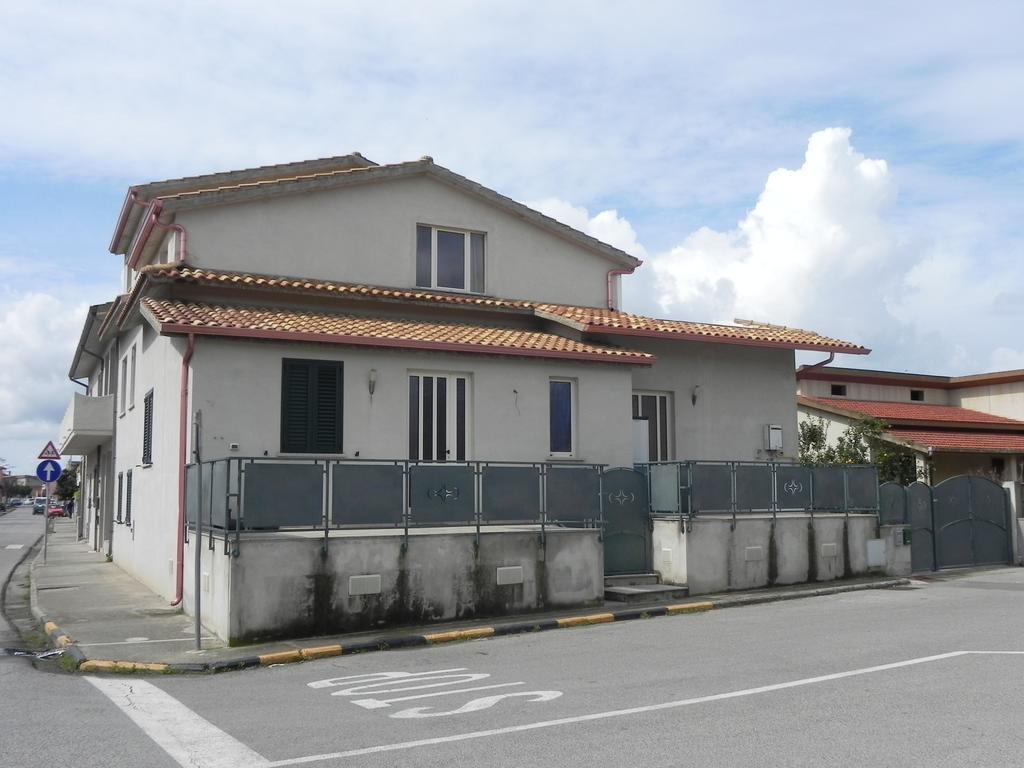 Appartamento in centro San Giovanni Suèrgiu Esterno foto