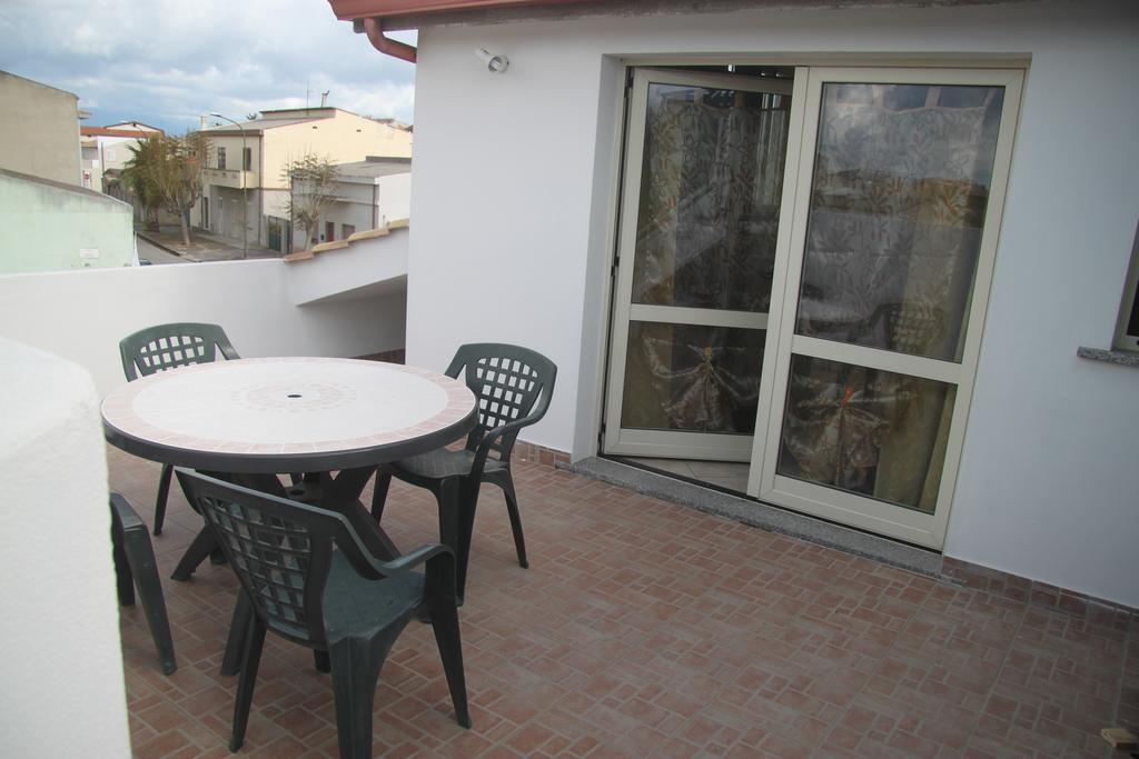 Appartamento in centro San Giovanni Suèrgiu Esterno foto